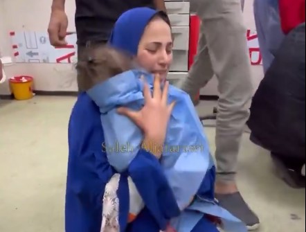 ام فلسطينية تحمل طفلتها الشهيدة وتقول للدكتور.. امانة صحيها