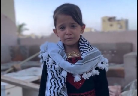 طفلة فلسطينية تبكي منزلها الذي دمره الاحتلال في غزة