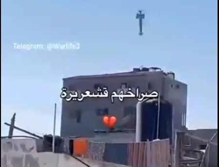 لحظة قصف منزل داخله ساكنيه جراء العدوان الصهيوني على غزة