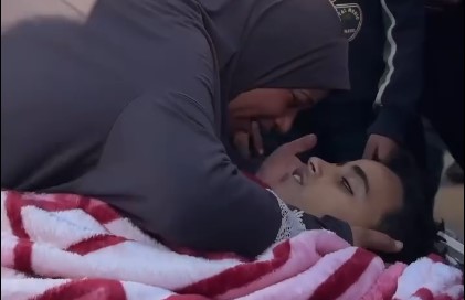 ام تودع طفلها الشهيد جراء العدوان الصهيوني على غزة
