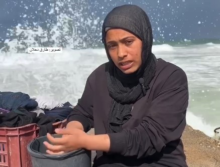 عائلات نازحة تستخدم مياه البحر في رفح للغسيل جراء العدوان الصهيوني على غزة