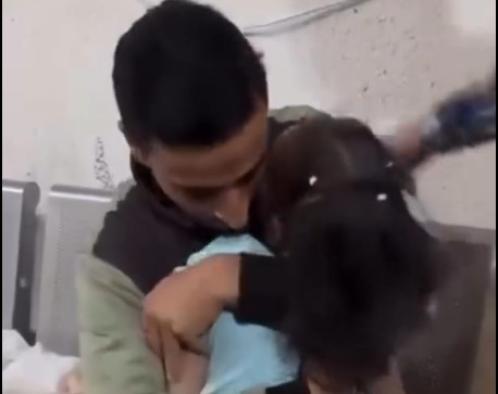 اب فلسطيني يودع طفلته الشهيدة جراء العدوان الصهيوني على غزة