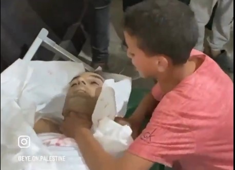 طفل فلسطيني لحظة رؤية والده الشهيد جراء العدوان الصهيوني على غزة