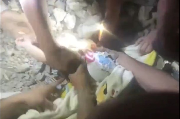انتشال طفل رضيع شهيد من تحت انقاض منزله جراء العدوان الصهيوني على غزة